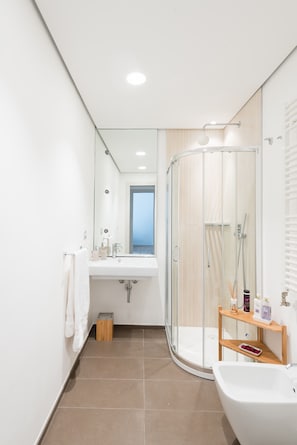 Dusche, kostenlose Toilettenartikel, Haartrockner, Handtücher