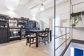 Frigorifero, forno, macchina per tè/caffè, bollitore elettrico