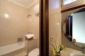 Bathtub, hair dryer - Villa le Olivine Less then 5 min to Sorrento (Sorrento)