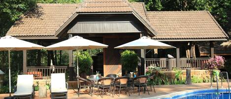 Piscina a l'aire lliure, para-sols i gandules