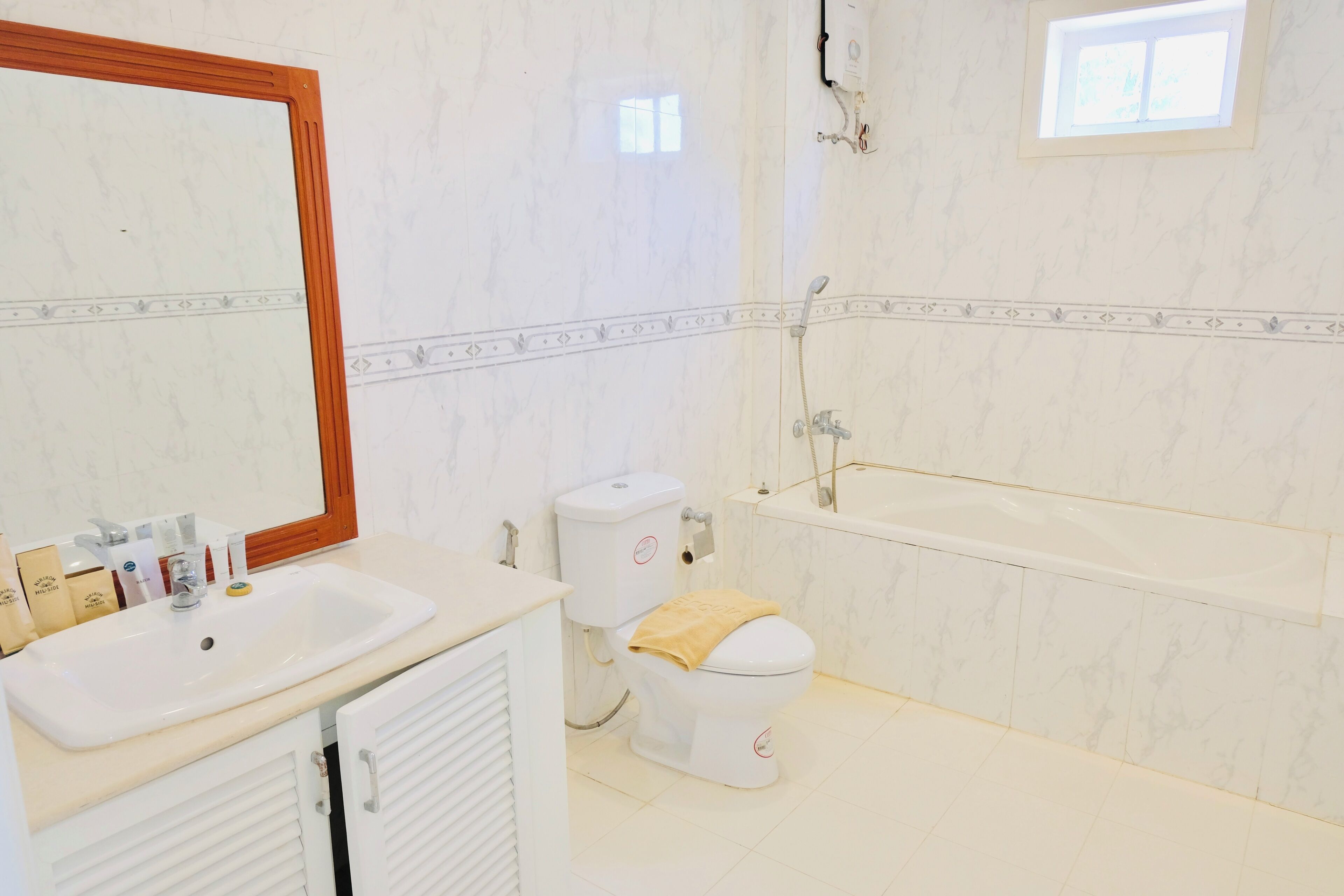 Un bagno con lavandino, WC e vasca da bagno bianchi.