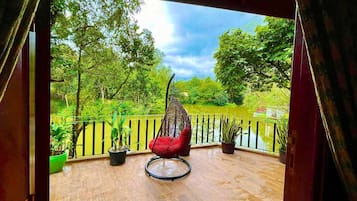 Deluxe Bungalow Poolside View | In-room dining