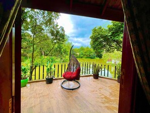 Deluxe Bungalow Poolside View | In-room dining