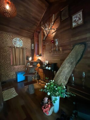 Romantic Tree House, 1 King Bed, Garden View | In-room dining
