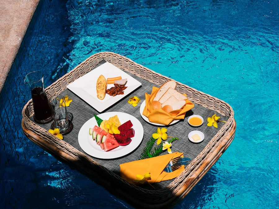 Ulkouima-allas, aurinkovarjoja, aurinkotuoleja