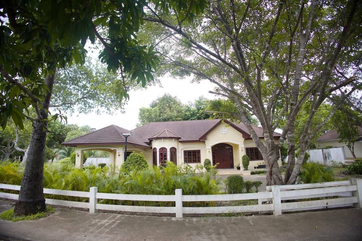 Nhà liên kế dành cho gia đình | 3 phòng ngủ, két bảo mật tại phòng, bàn, màn/rèm cản sáng