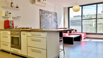 Maison en rangée luxueuse, 2 chambres, au bord de la plage | Cuisine privée | Réfrigérateur, four à micro-ondes, un four, surface de cuisson