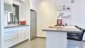 Maison en rangée luxueuse, 2 chambres, au bord de la plage | Cuisine privée | Réfrigérateur, four à micro-ondes, un four, surface de cuisson