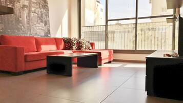 Luxury Townhome, 2 Bedrooms, Beachside | Living room