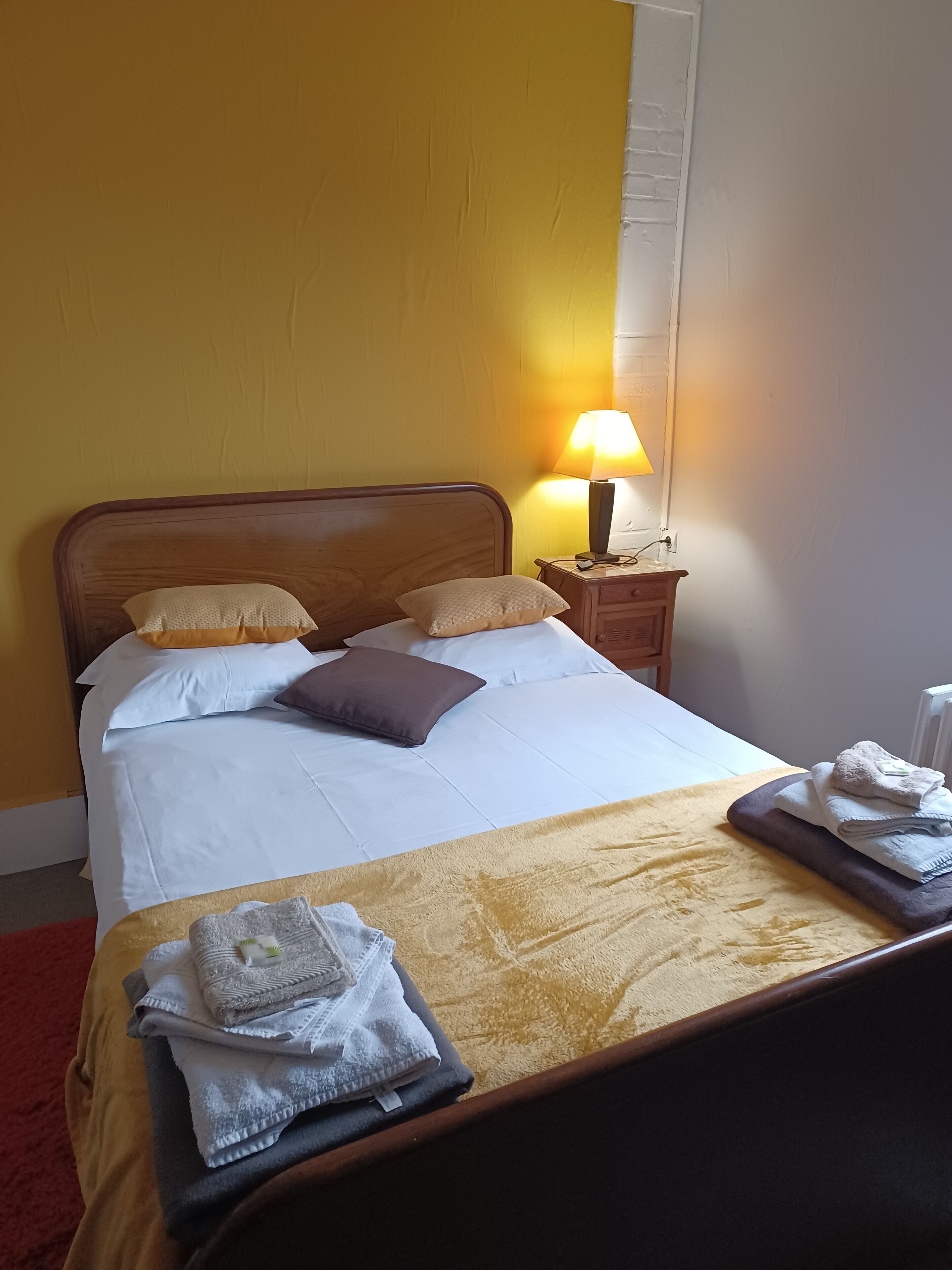 economy double room (salle de bain hors chambre) | minibar, iron/ironing board, free wifi, bed sheets