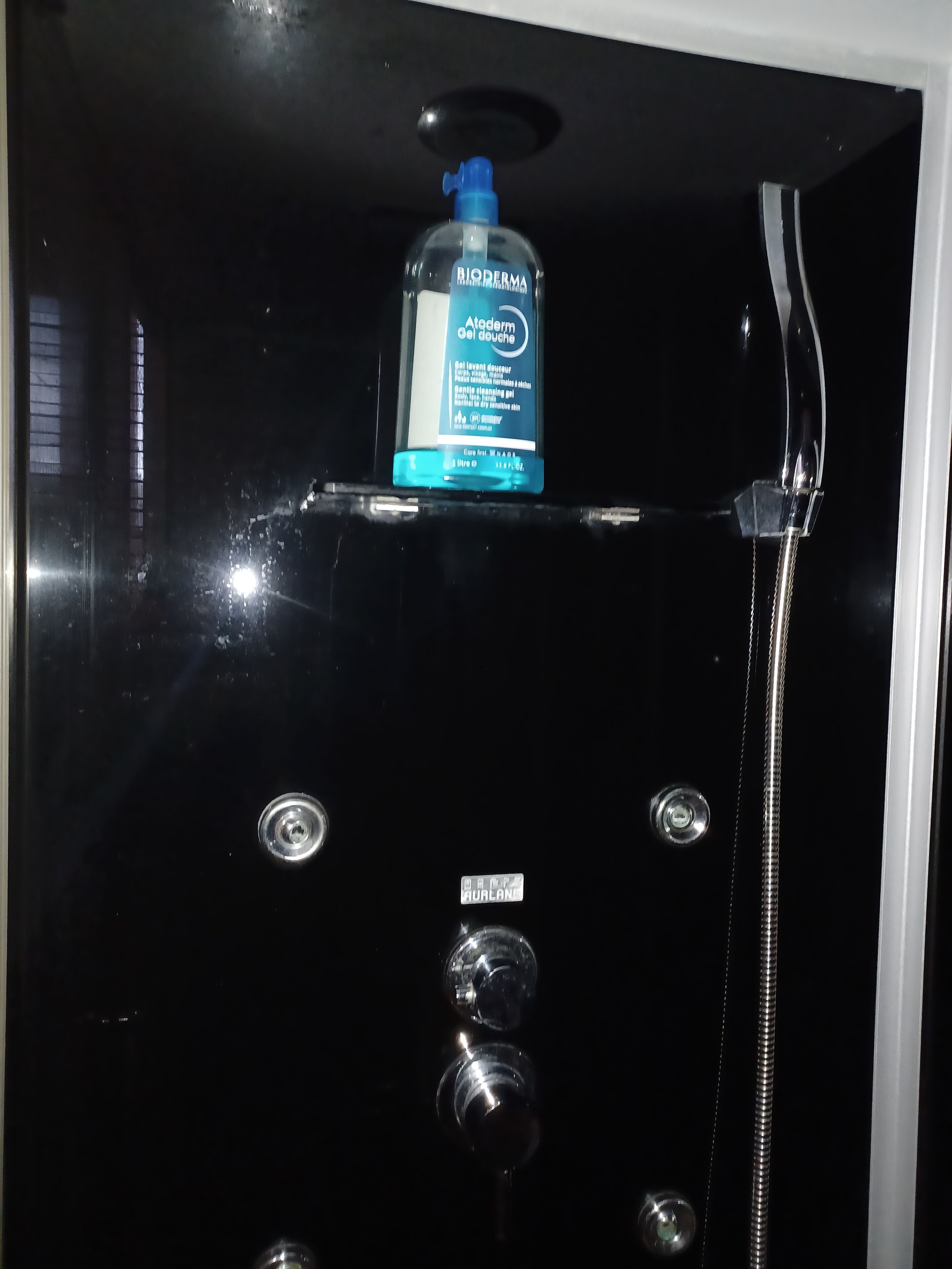 economy double room (salle de bain hors chambre) | bathroom | free toiletries, hair dryer