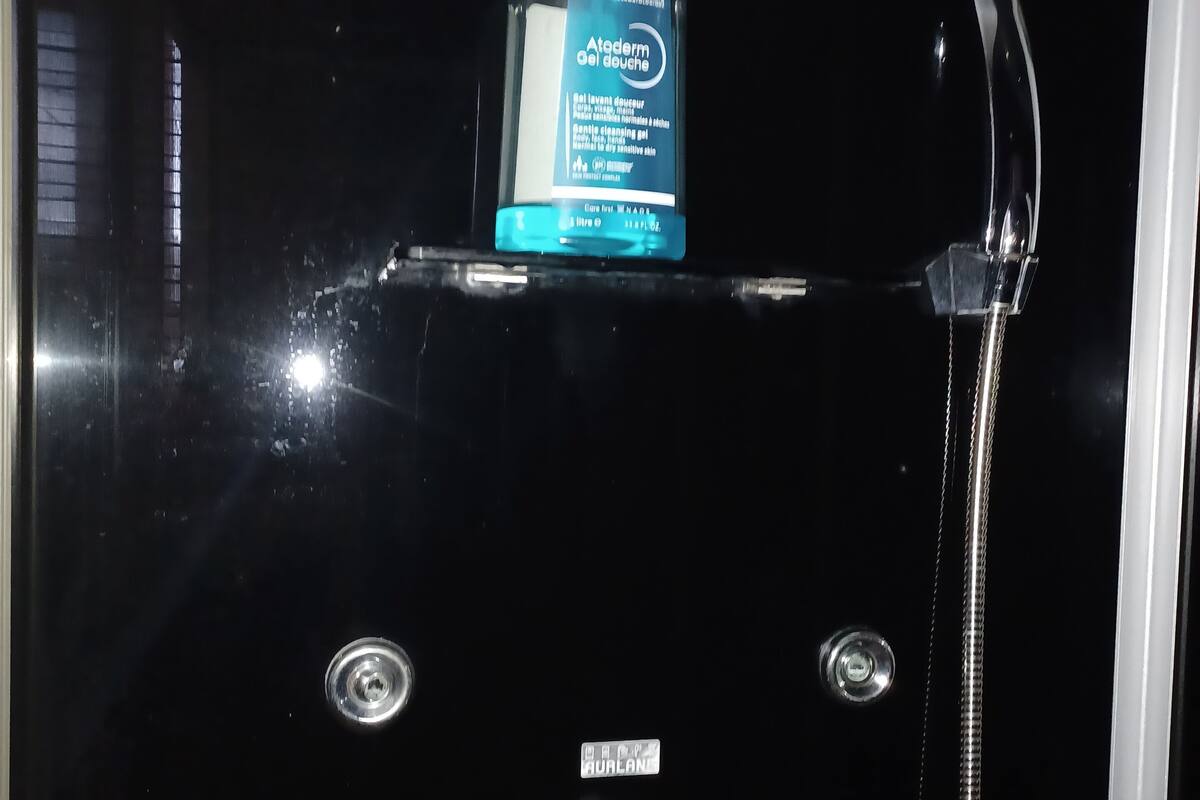 economy double room (salle de bain hors chambre) | bathroom | free toiletries, hair dryer