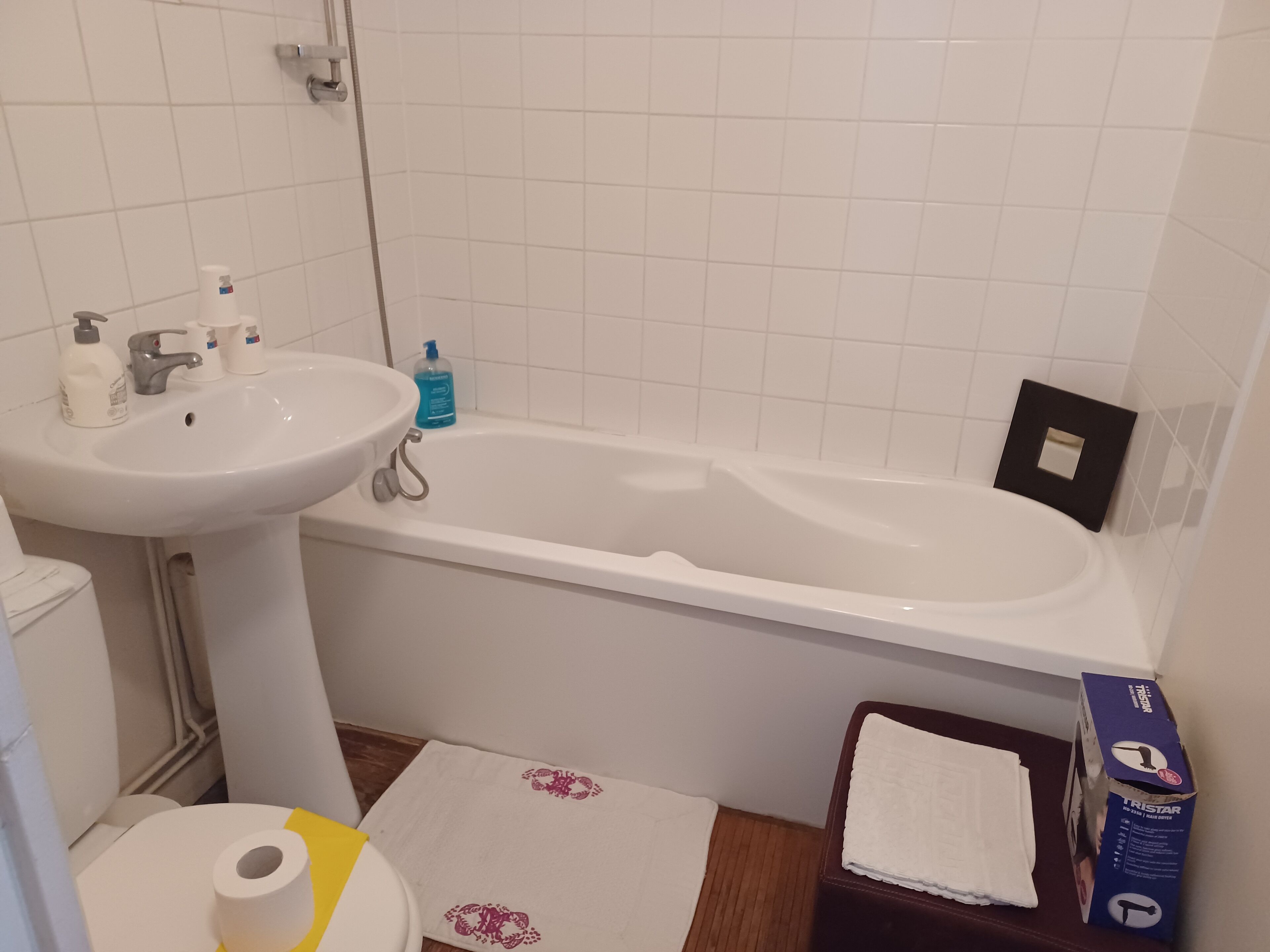 triple room | bathroom | free toiletries, hair dryer