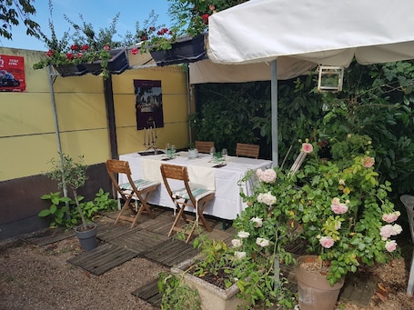 Terrace/patio. Hôtellerie Les Lilas