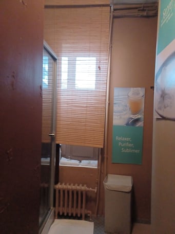 Economy Double Room (salle de bain hors chambre) | Bathroom | Free toiletries, hair dryer. Hôtellerie Les Lilas