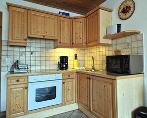 Kühlschrank, Mikrowelle, Ofen, Hochstuhl