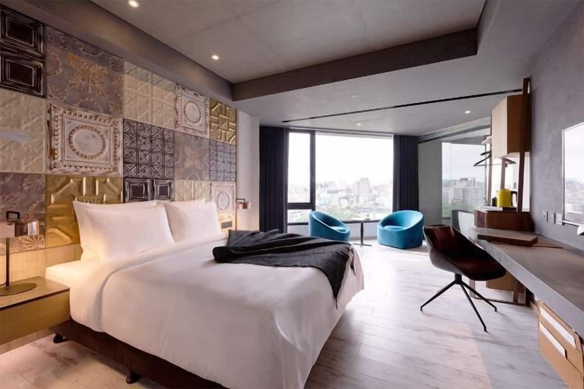 Premium bedding, free minibar, in-room safe, desk