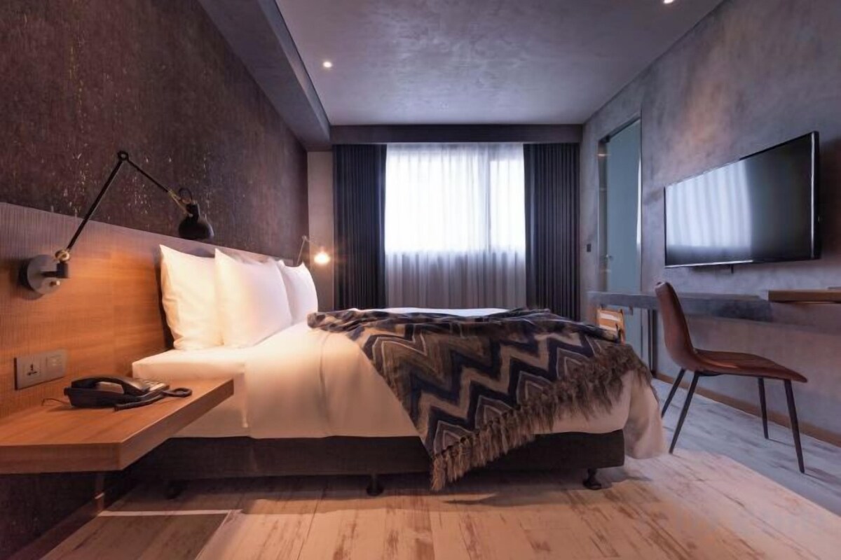 Premium bedding, minibar (free items), in-room safe, desk