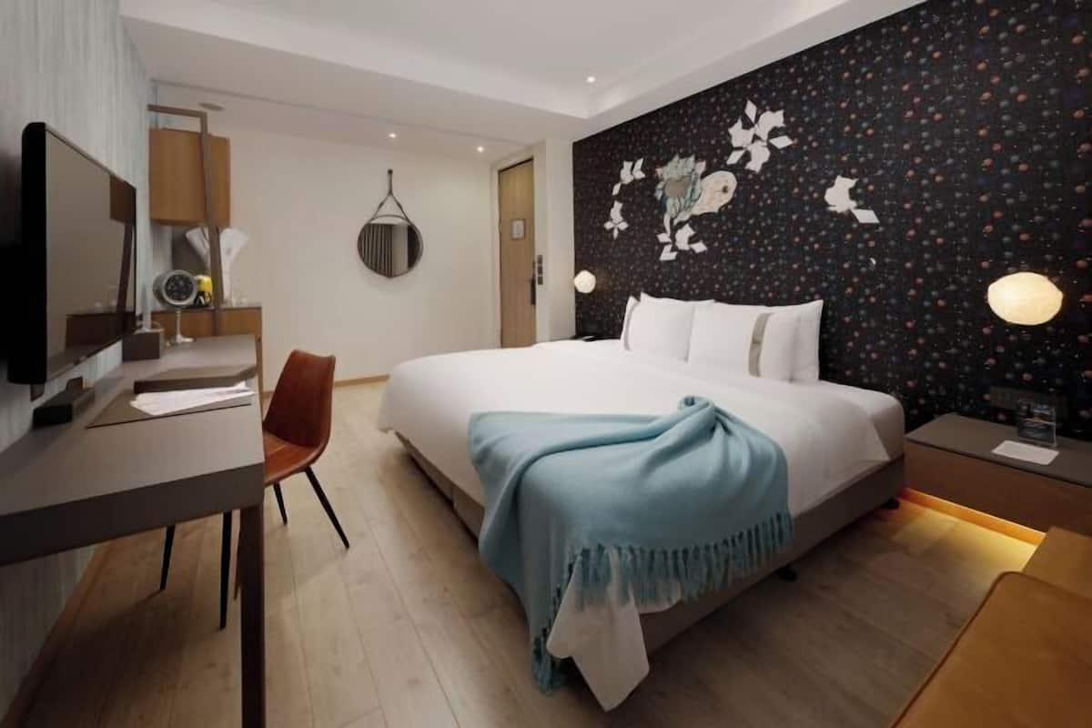 Premium bedding, free minibar, in-room safe, desk