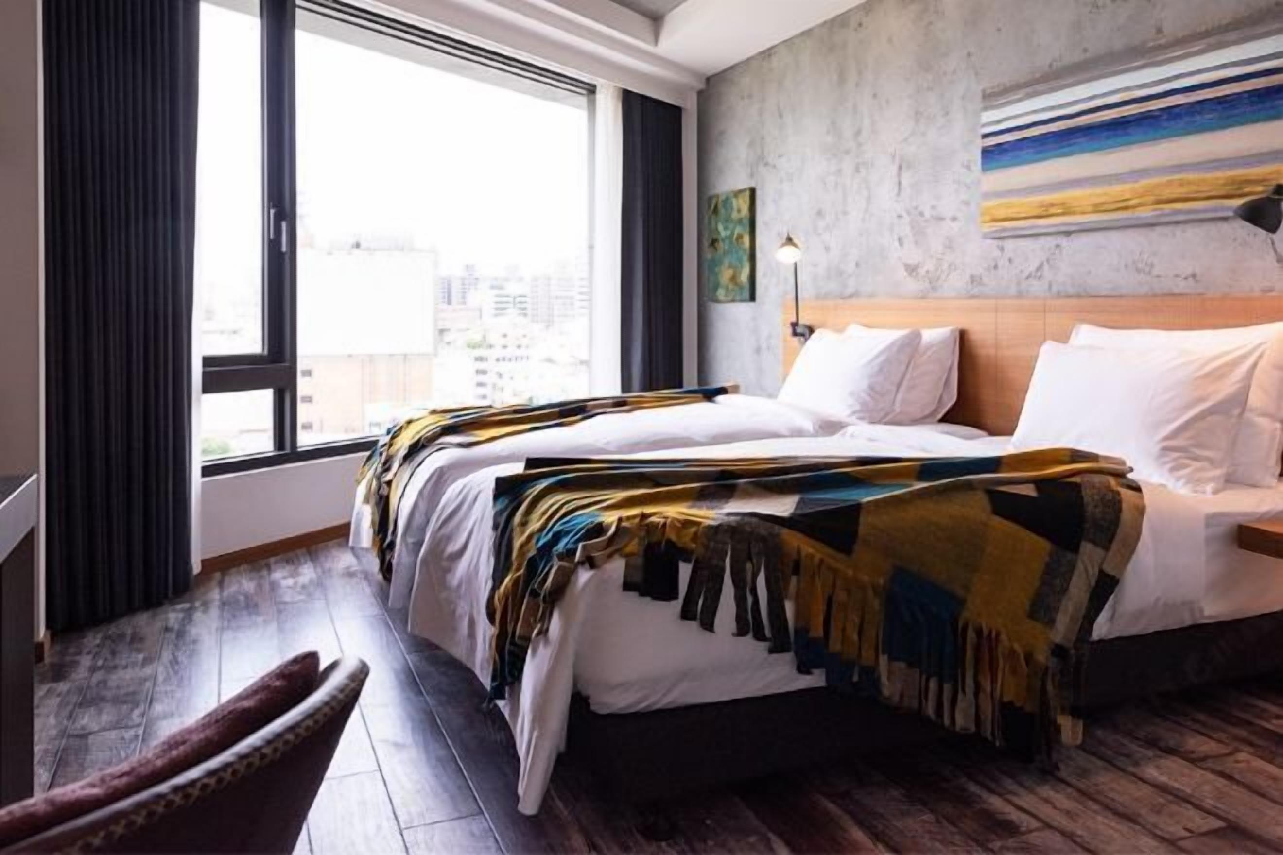 高級寝具、ミニバー (無料)、セーフティボックス (室内)、デスク