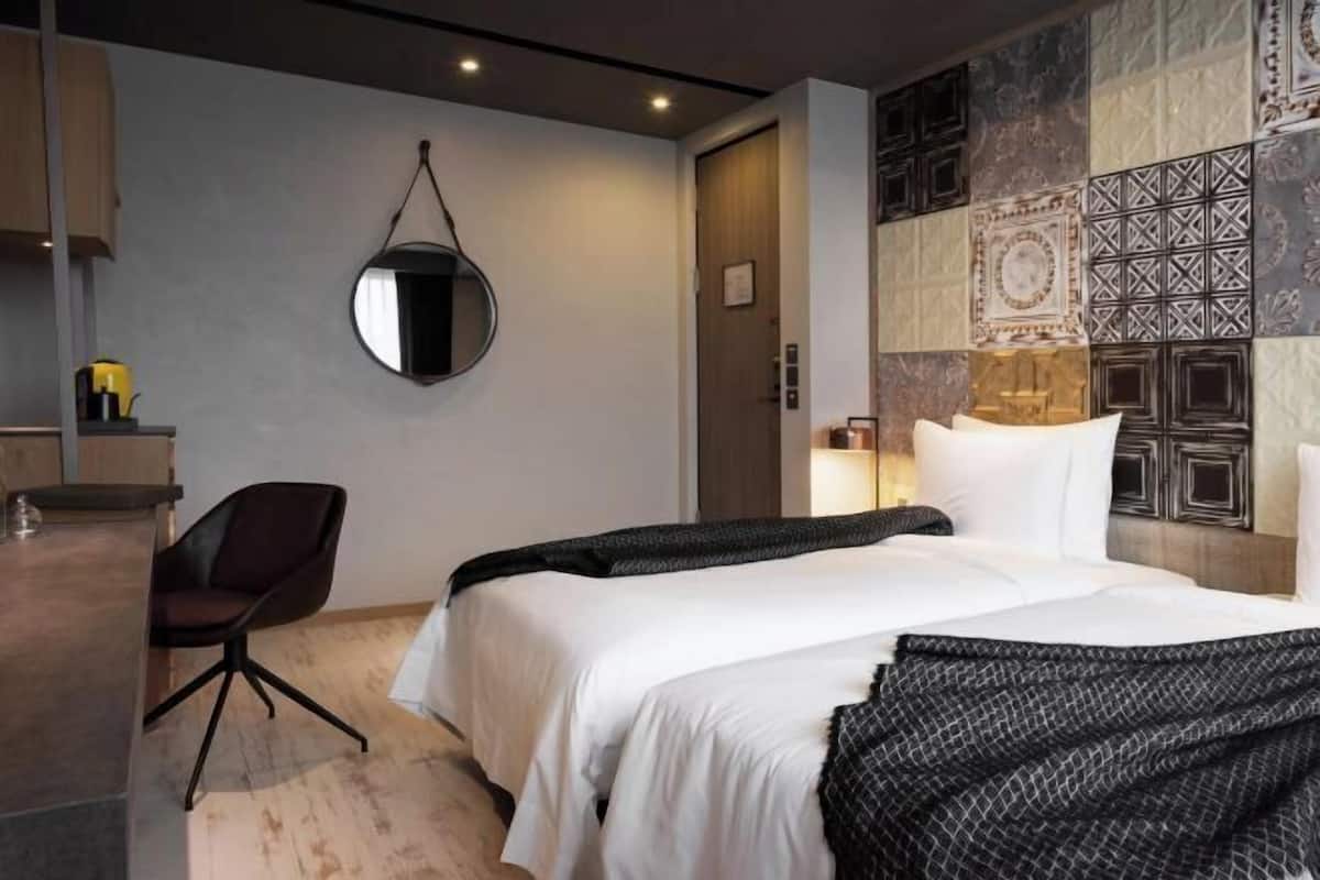 Premium bedding, free minibar, in-room safe, desk