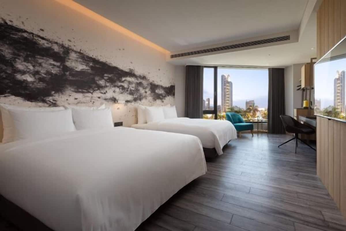 Premium bedding, free minibar, in-room safe, desk