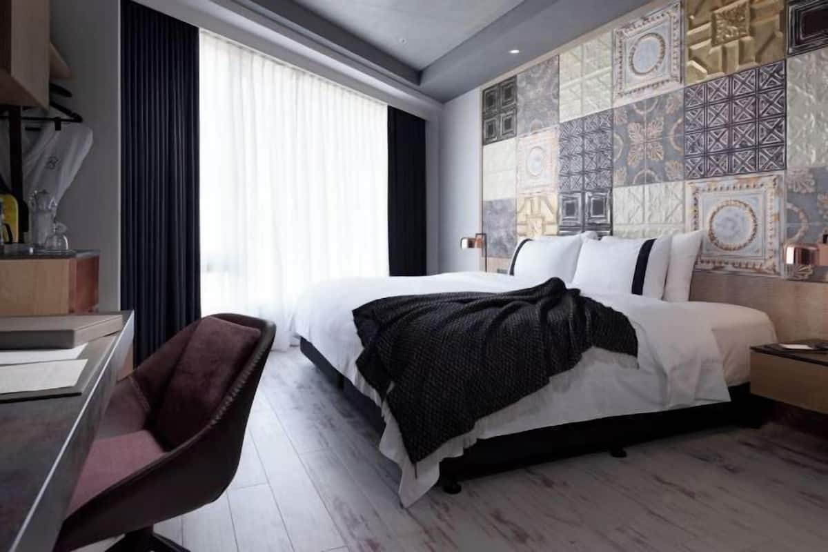 Premium bedding, free minibar, in-room safe, desk