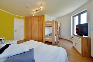2 bedrooms, travel cot, WiFi