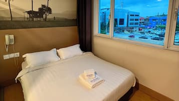 舒適雙人房, 1 張加大雙人床, 非吸煙房, 城市景 | 書桌、手提電腦工作空間、遮光窗簾/窗簾、熨斗/熨衫板