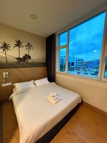 Comfort Double Room, 1 Katil Ratu (Queen), Non Smoking, City View | Meja, ruang kerja komputer riba, langsir/tirai gelap terus 