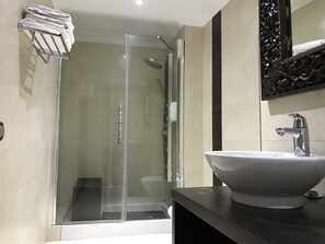 Baignoire relaxante profonde, douche à « effet pluie »