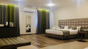 Presidential Suite | Minibar, soundproofing, iron/ironing board, rollaway beds