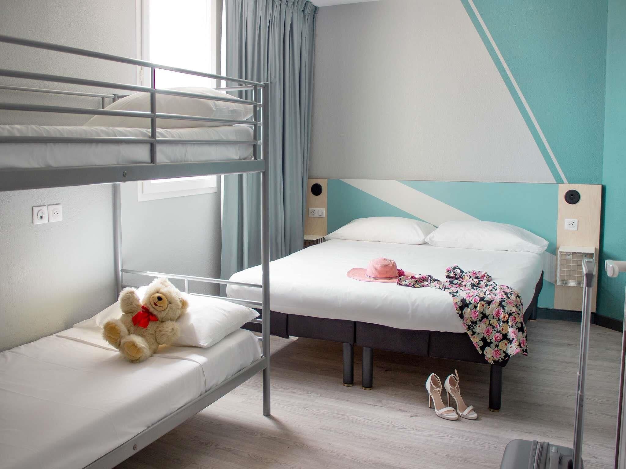 Habitación estándar, varias camas | Muebles diferentes, wifi gratis y ropa de cama 