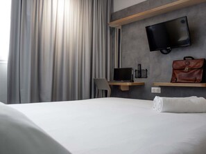Chambre Standard double | Ameublement unique, accès au Wi-Fi (inclus), literie fournie
