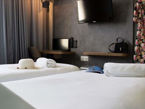 Chambre Standard avec lits jumeaux, 2 lits jumeaux | Ameublement unique, accĂšs au Wi-Fi (inclus), literie fournie