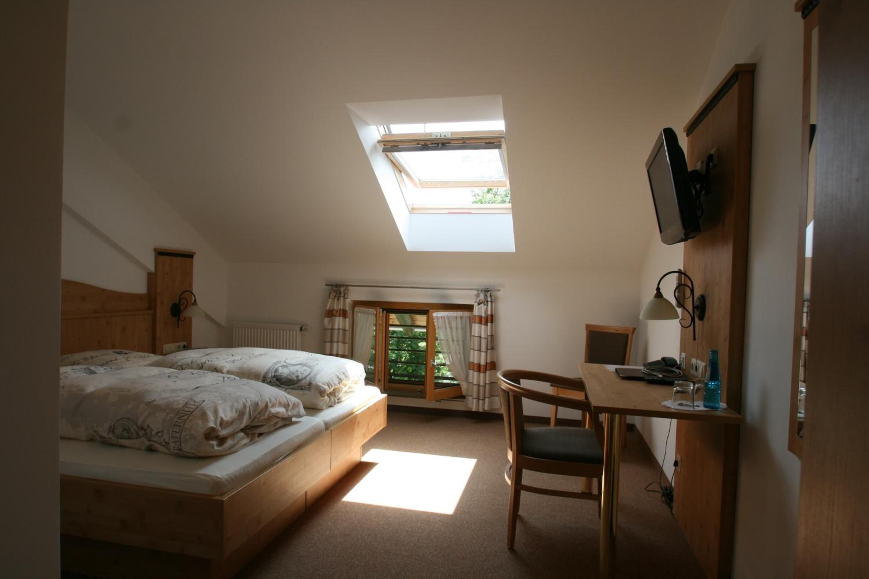 客房内保险箱、办公桌、免费 WiFi