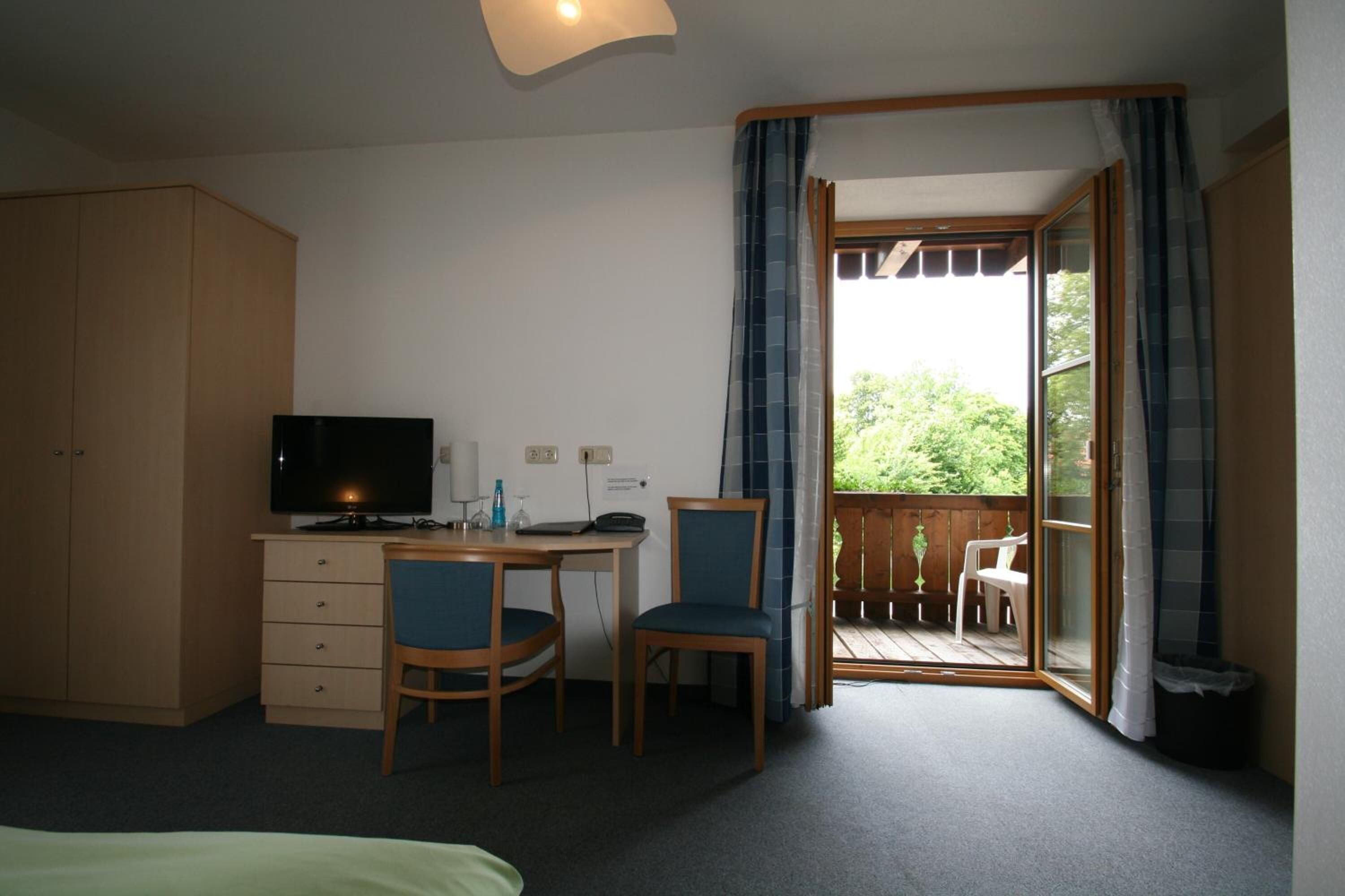 in-room safe, desk, free wifi