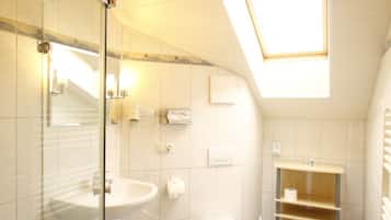 Shower, free toiletries