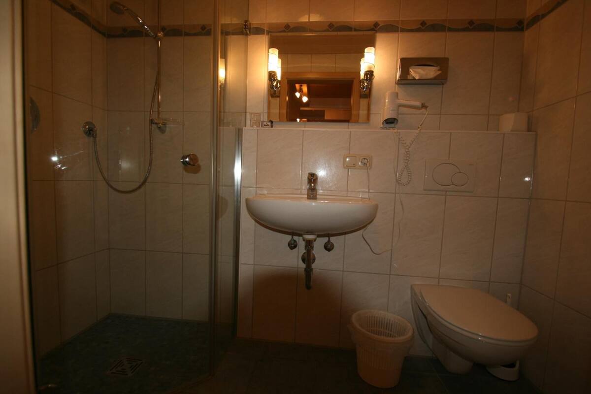 shower, free toiletries