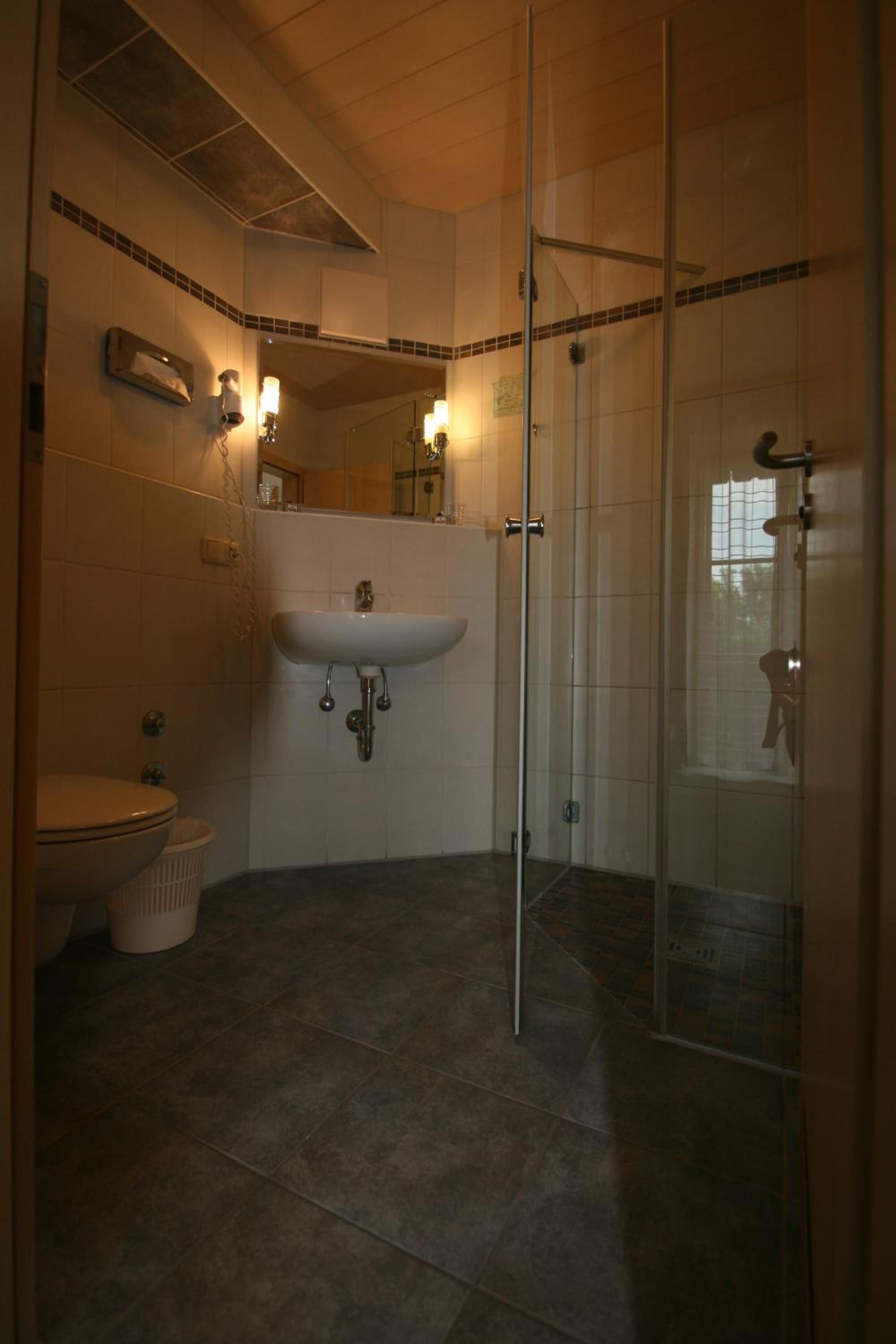 shower, free toiletries