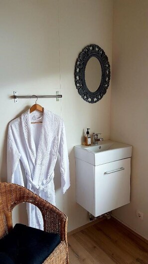 Single Room, Shared Bathroom | Blackout curtains, iron/ironing board, free WiFi, bed sheets - Harbour Inn guesthouse (Vesturbyggð)