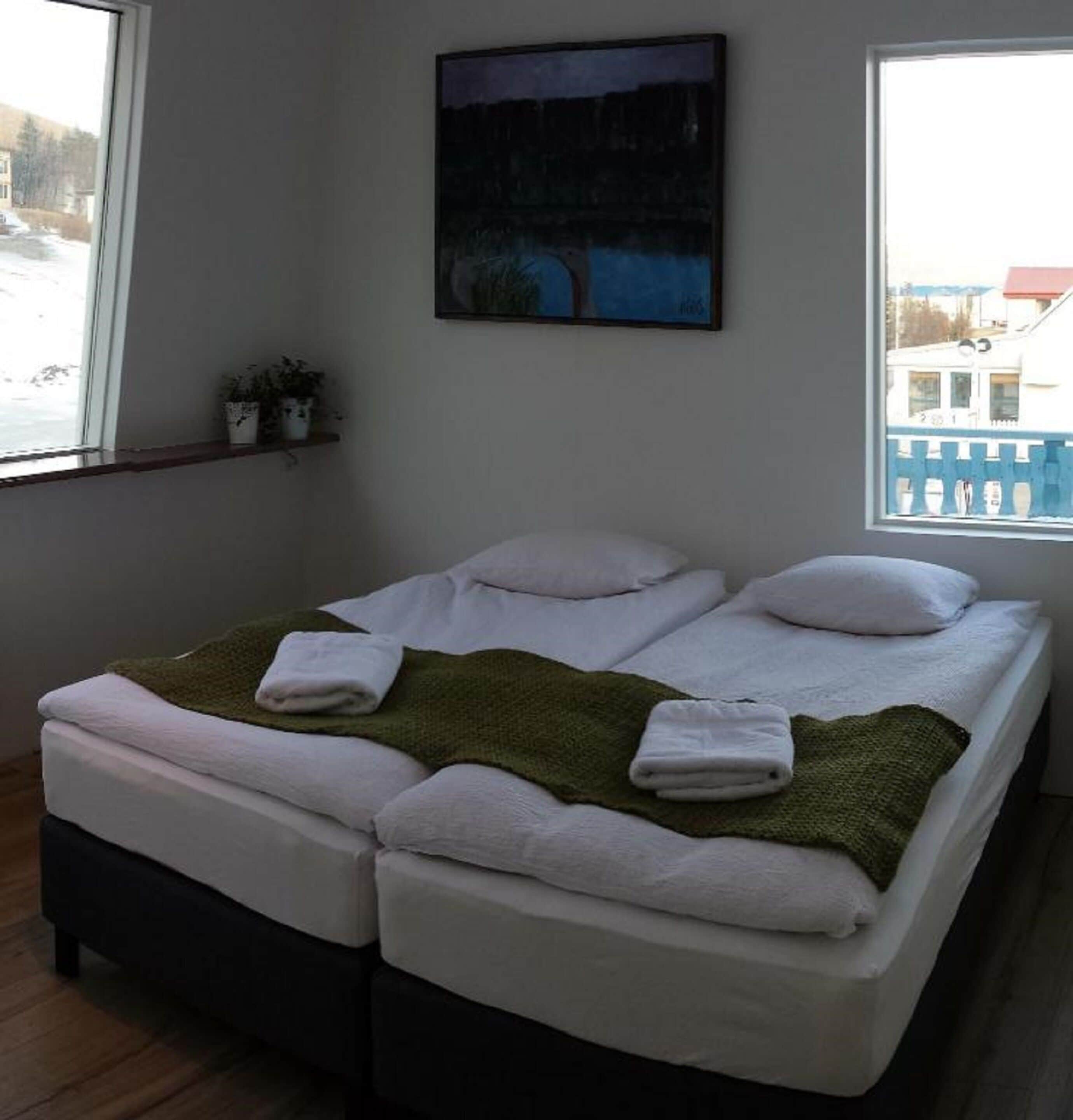 ستائر تعتيم ومكواة/لوح كي وواي فاي مجانًا وملاءات أسرّة