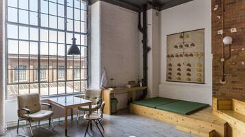 Apartamento de diseño, varias camas, cocina básica (#3) | Zona de estar | Una mesa de tenis de mesa