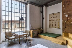 Departamento de diseñador, varias camas, cocineta (#3) | Área de sala de estar | Tenis de mesa