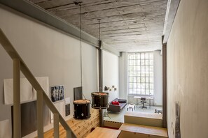 Departamento de diseñador, varias camas, cocina (#2) | Área de sala de estar | Tenis de mesa