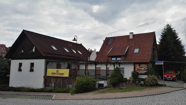 A traditional building with a sloped roof, multiple windows, and a signboard advertising Radler Scheune. - Radler-Scheune Thüringen (Friedrichroda)