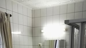 A small bathroom with a toilet, sink, and shower. - Radler-Scheune Thüringen (Friedrichroda)