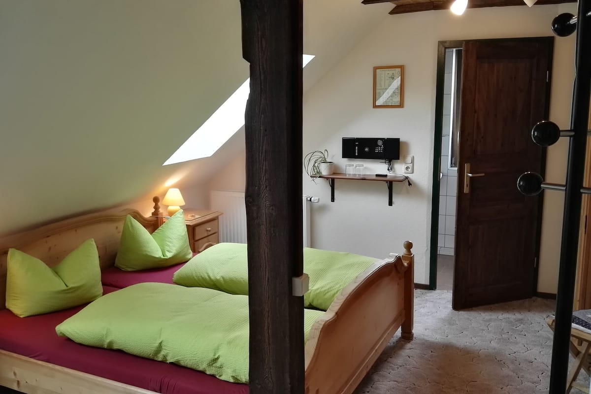 Kamar Double Standar | Meja kerja, setrika/meja setrika, dan tempat tidur bayi gratis