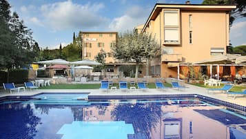 Außenpool (je nach Saison geöffnet), Liegestühle