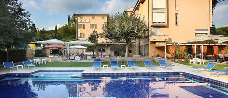 Außenpool (je nach Saison geöffnet), Liegestühle